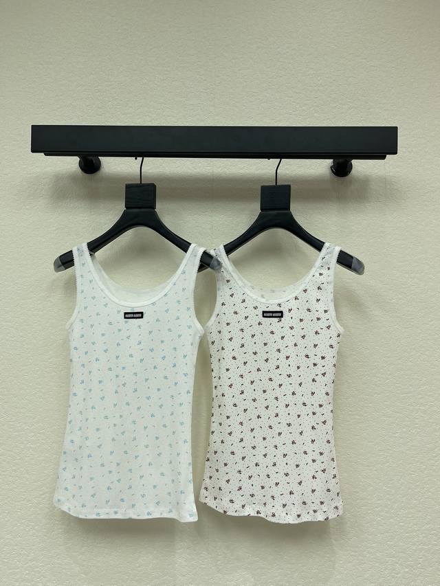 Miumi*26早春新款蕾丝边碎花背心 这件背心真的绝绝子 一件单品居然解锁N种穿法 搭配阔腿牛仔裤慵懒随性 瞬间韩女即视感～万能百搭王冬天搭在外套里露出碎花边