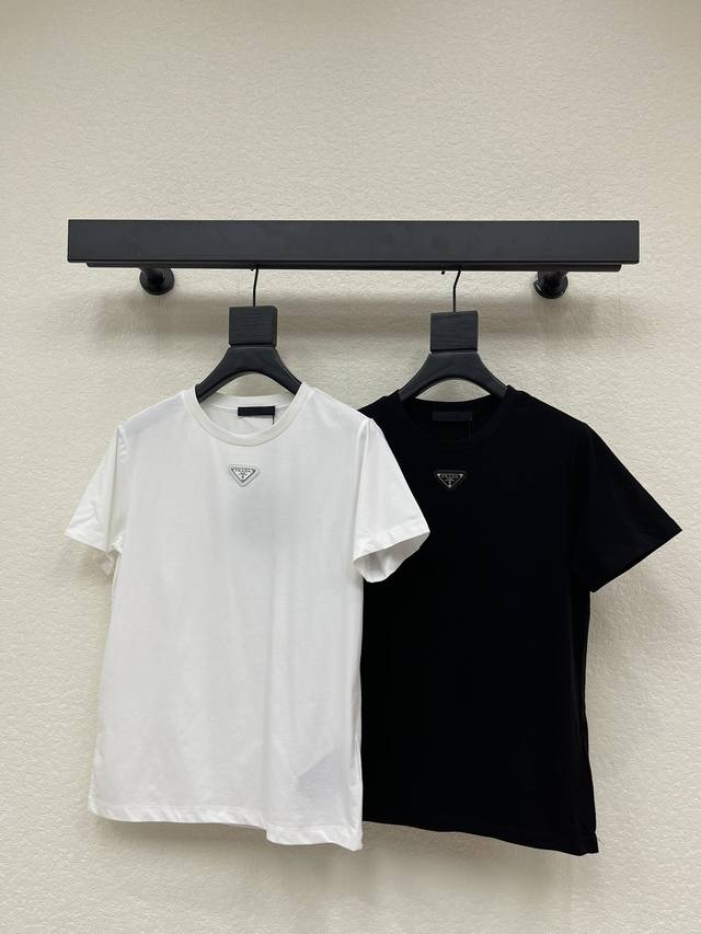 prad*26早春新款经典三角铁标圆领短袖T恤 面料采用190G杜邦索罗娜面料 丝光处理 手感柔软细腻 亲肤柔软 舒适的拉伸回复性好 良好的吸湿排汗性强 不易皱