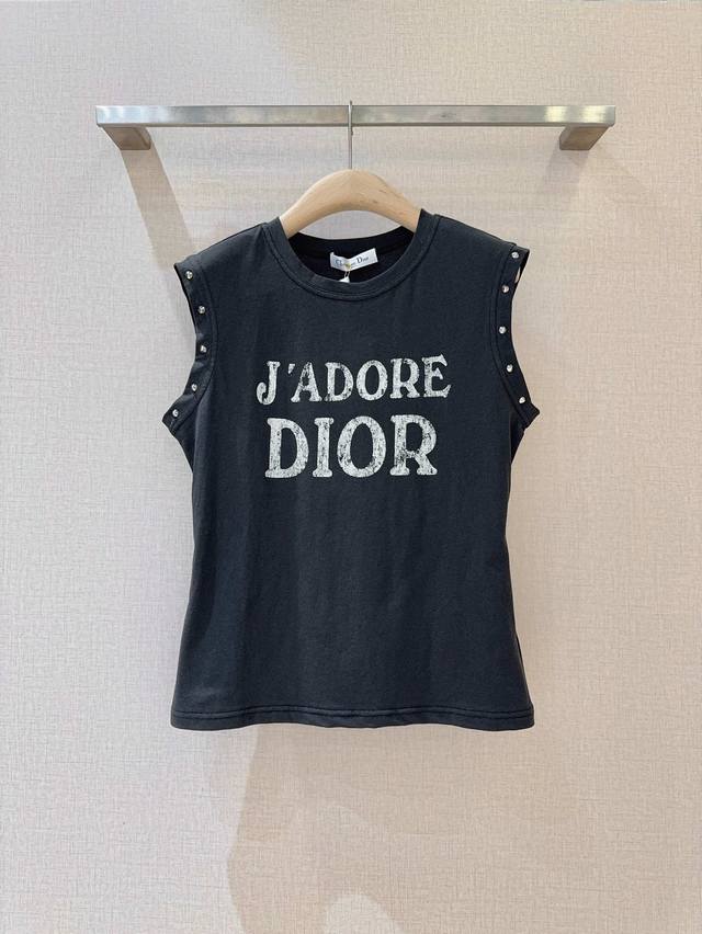 D家新品推荐 无袖上衣，经典麻沙料，净色调调自带酷飒气场，“J'adore Dior” 做旧字母印花，复古又时髦，肩部铆钉点缀，细节处彰显个性，简约版型适配多种