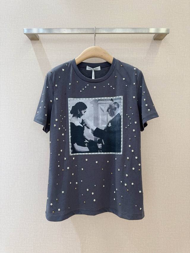 Dio*R 海报印花百搭T恤 印花圆领Tee,沿用海报任务牟钉印花图案 ，呈现做旧高级质感棉麻材质 跟足原版 ，让衣服品质更加上乘，时尚休闲，随意搭配单品 码数