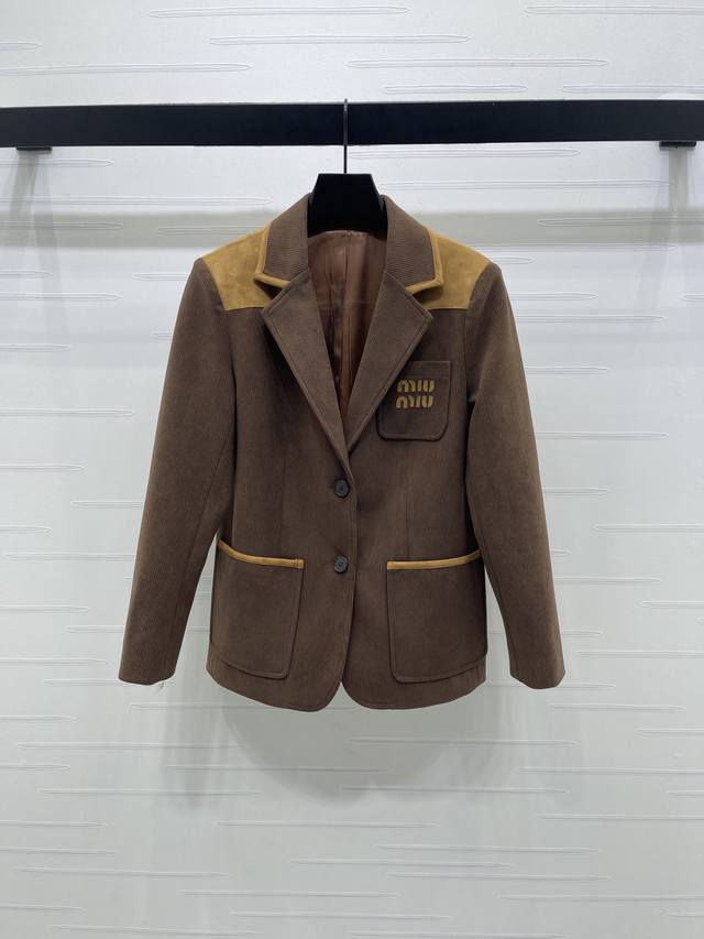 上新原单高端品质 Miumi*2025秋冬最新系列！同步 撞色翻领西装外套！定制进口灯芯绒材质,质感高级 舒适挺括。翻领西装外套版型，成衣以时下大热美拉德咖色黄