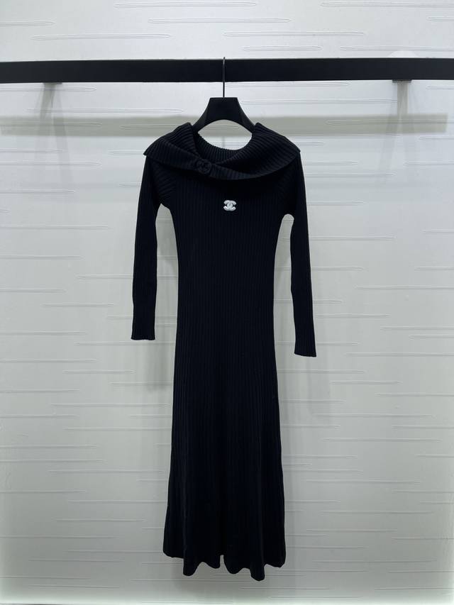 上新原单高端品质 Chane* 2025秋冬最新系列！竖坑条针织长袖连衣裙！定制羊毛混纺纱线材质织造 柔软舒适 质感高级 通体纯色坑条肌理 胸前立体刺绣双C微标