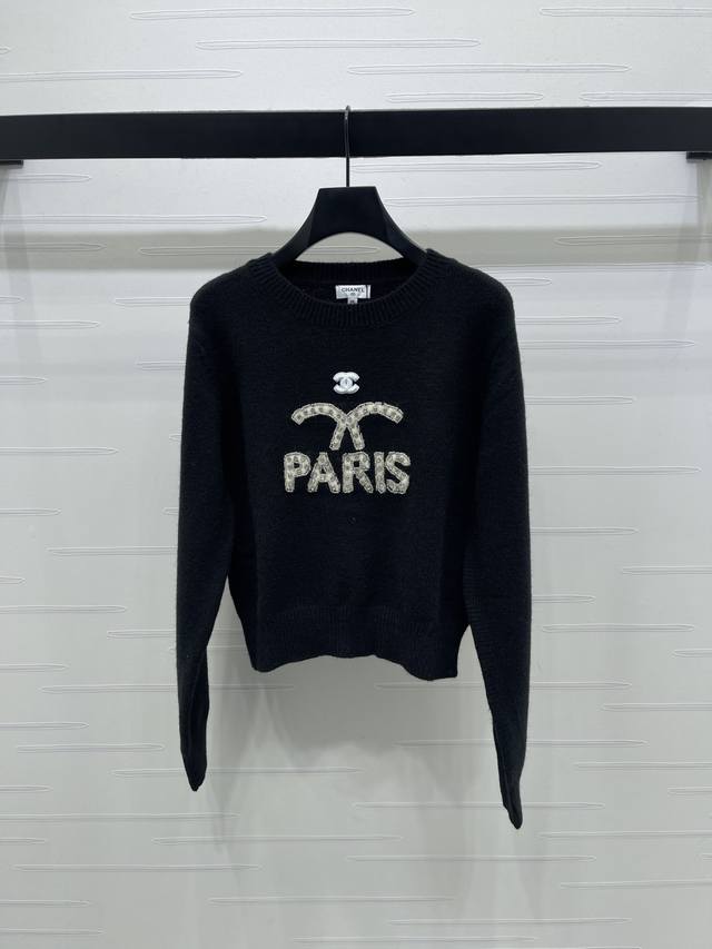 上新原单高端品质 Chane* 2025秋冬最新系列！双C字母刺绣针织毛衣！定制进口羊毛针织材质 柔软舒适 通体包边饰以弹力螺纹贴合收紧处理 增添造型层次感 胸