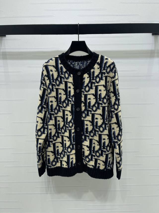 上新原单高端品Dio*2025秋冬最新系列！圆领提花撞色针织长袖开衫！定制进口羊毛针织材质 柔软舒适 领口包边饰以弹力螺纹贴合收紧处理 增添造型层次感 通体铺满