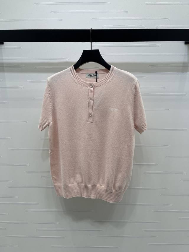 上新原单高端品质 Miumi*2025秋冬最新系列！圆领针织短袖！定制羊毛针织材质 质感高级 舒适柔软 圆领针织短袖版型 半开襟纽扣设计 修身版型弹力十足 胸口