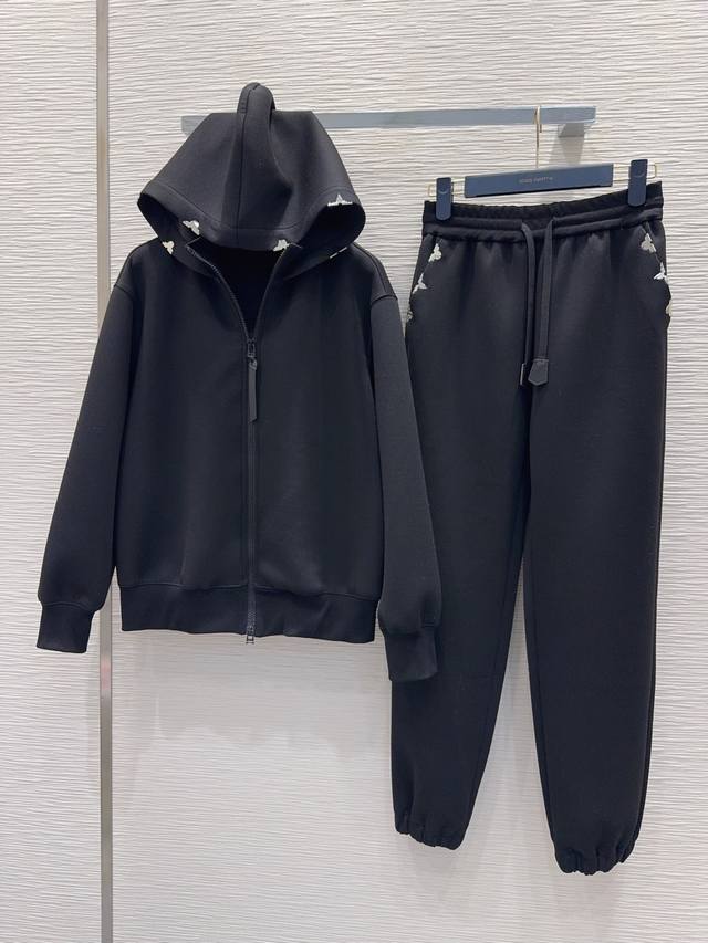 Louis Vuitto*2025Fw新款套装 可A可飒的风格，日常通勤穿什么的都是很Ok的，层次感更加丰富，满满小细节太加分了。包容各种身材都不在话下Sml