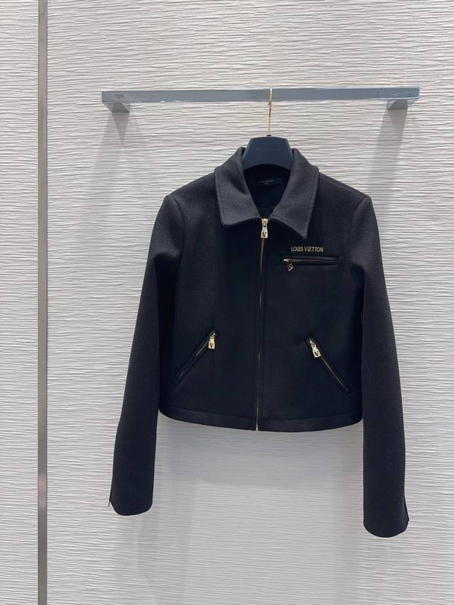 Louis Vuitto*2025Fw新款毛呢夹克外套 经典又有型 自带气场 面料质感很奈斯 时髦又高级 颜色超级正 上身显白又显瘦 自带酷帅感的系列 走路都带
