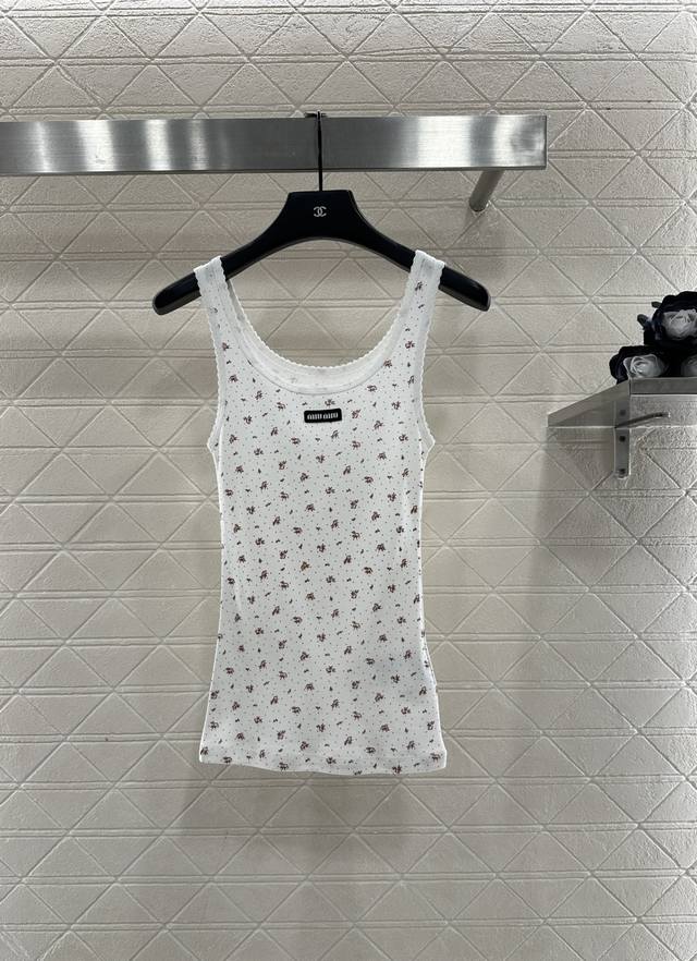 Miuni*2025新品上架 修身U领碎花背心 定制Yb斜纹全棉材质，清透舒适，弹力十足，U型领修身背心裁剪，领口袖口螺纹波浪花边包边，通体素色打底波点碎花满铺