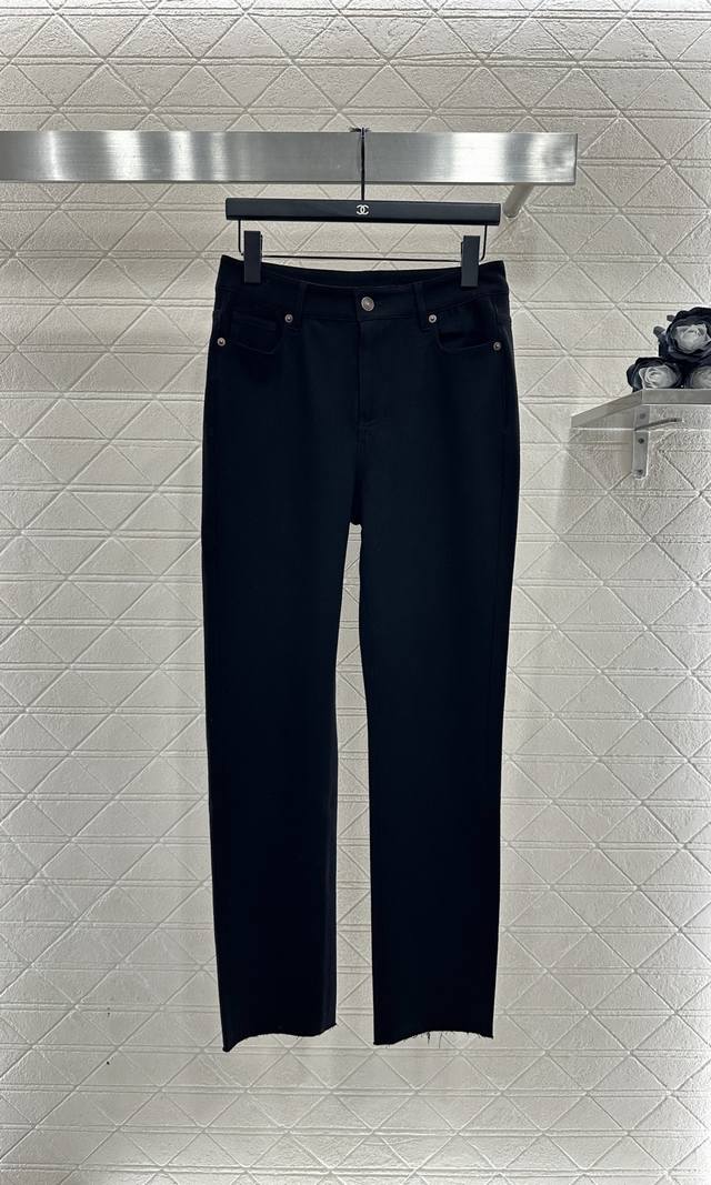 The Row*2025新品上架 复古毛边铅笔牛仔裤 定制Yb斜纹棉牛仔材质，面料柔软舒适，弹力修身，反复酵素水洗工艺处理，染色均匀不易掉色。高腰系扣双插兜设计