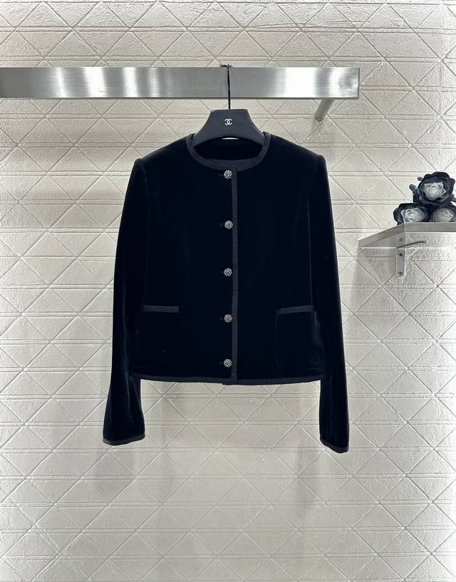 Dio*2025新品上架 丝绒长袖单西外套 定制Yb进口丝绒材质，质感光泽，亲肤舒适，圆领单西外套裁剪，水钻锆石Cd字母徽标印刻圆扣，配合呼应袖扣，突出品牌格调