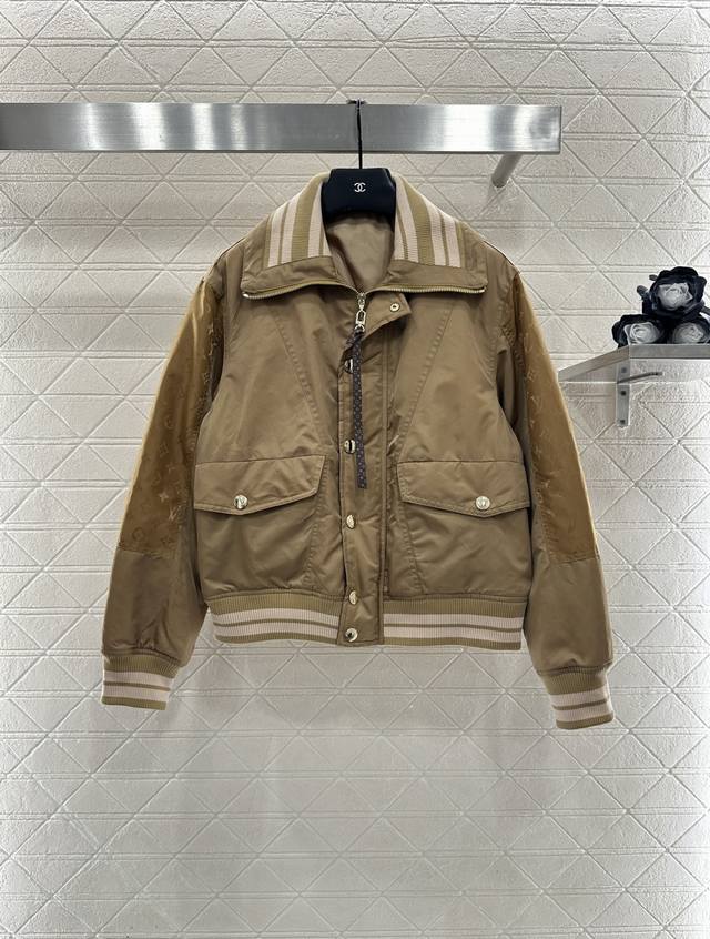 Louis Vuitto*2025新品上架 立领棉服外套 定制Yb进口防水防风尼龙材质，羽绒棉填充内里，整件轻盈保暖，立领翻领两穿棒球夹克外套剪裁，飒爽御寒实用