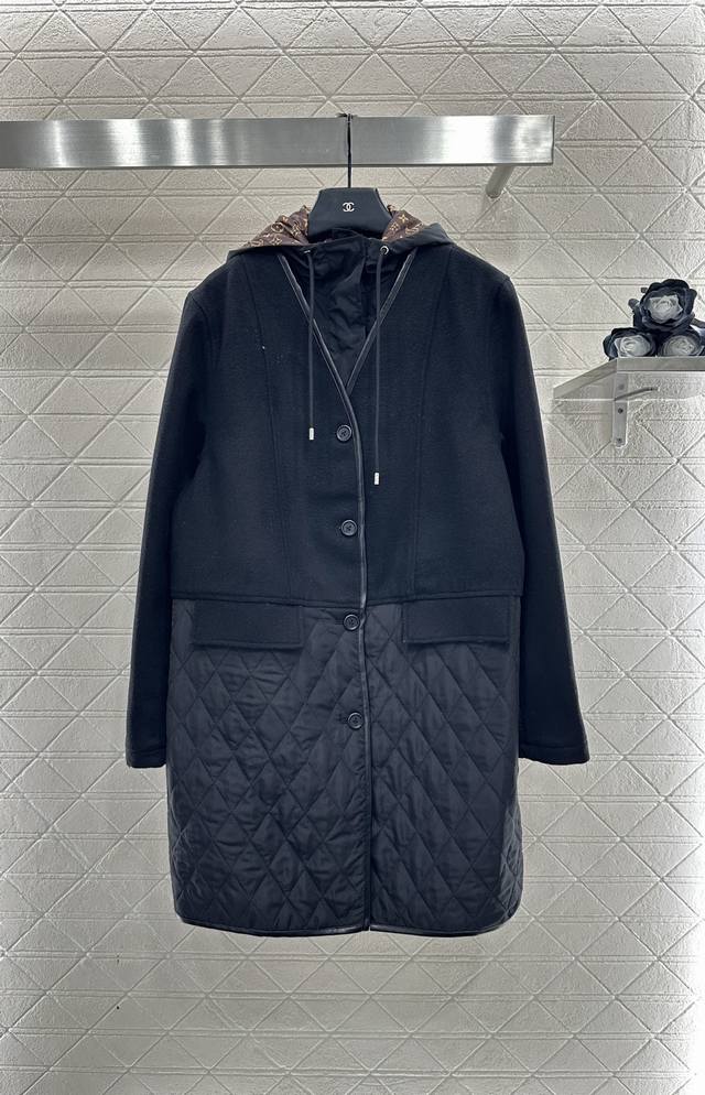 Louis Vuitto*2025新品上架 可拆卸连帽拼接棉服外套 定制Yb进口羊毛呢尼龙材质，工艺处理，挺括有型，质感高级。可拆卸连帽纽扣开襟中长款外套，上毛