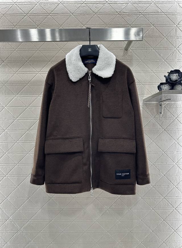 Louis Vuitto*2025新品上架 羊羔绒翻领中长款外套 定制Yb羊毛呢泰迪羊羔绒材质，大身宽松落肩廓形以深棕色满铺，翻领均为颗粒感十足的白色羊羔绒，色