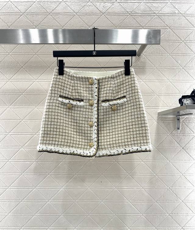 Chane*2025新品上架 编织格纹马甲半裙套装 定制Yb进口粗纺羊毛呢材质，肌理明显，质感上乘，粗花毛呢面料打造名媛风典范，正肩马甲版型高腰直筒半裙套装，通