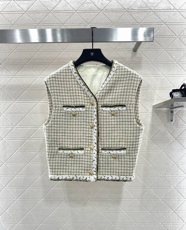 Chane*2025新品上架 编织格纹马甲半裙套装 定制Yb进口粗纺羊毛呢材质，肌理明显，质感上乘，粗花毛呢面料打造名媛风典范，正肩马甲版型高腰直筒半裙套装，通
