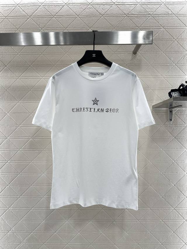 Dio*2025新品上架 圆领印花 定制Yb原生全棉材质，质感高级，柔软舒适，宽松短袖T恤裁剪，采用克重全棉制成，略带有弹力，呈现显瘦视觉效果 大身以花体字母藤