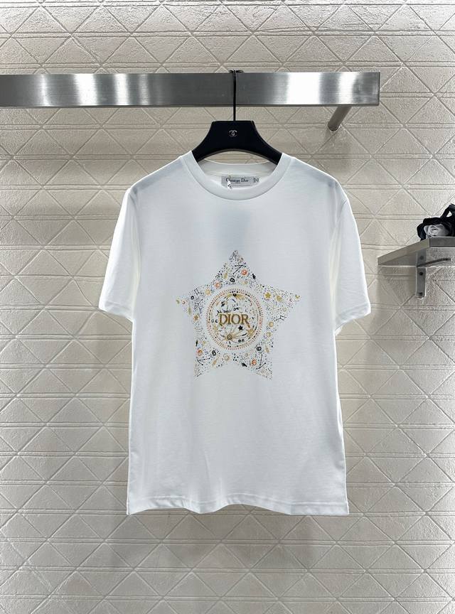 Dio*2025新品上架 圆领钉珠印花 定制Yb原生全棉材质，质感高级，柔软舒适，常规短袖T恤裁剪，采用克重全棉制成，略带有弹力，呈现显瘦视觉效果，大身以星空月