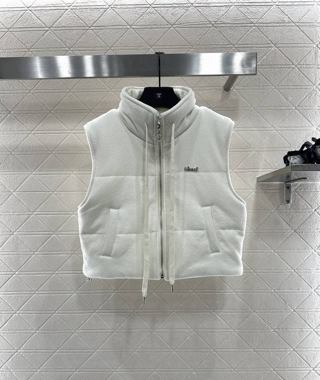 Chane*2025新品上架 连帽羊毛棉服马甲长裤套装 定制Yb羊毛材质，柔软细腻，保暖性能更好，秋冬换季叠穿穿搭首选材质，连帽马甲版型，内里衔棉处理，两侧以抽