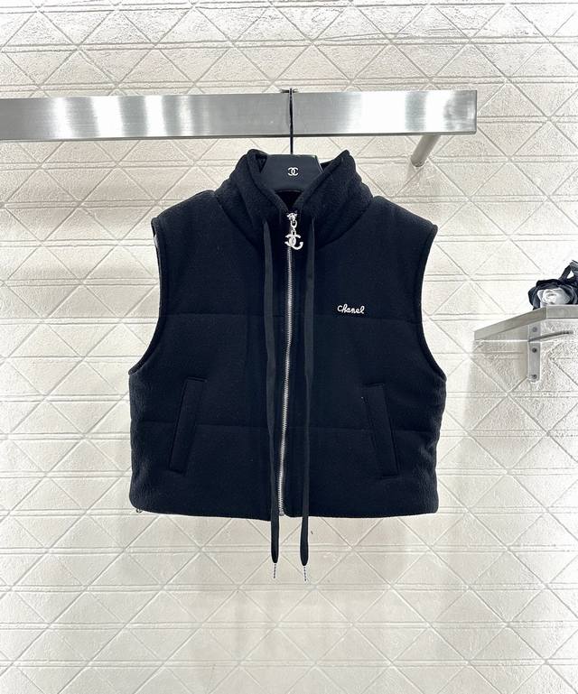 Chane*2025新品上架 连帽羊毛棉服马甲长裤套装 定制Yb羊毛材质，柔软细腻，保暖性能更好，秋冬换季叠穿穿搭首选材质，连帽马甲版型，内里衔棉处理，两侧以抽