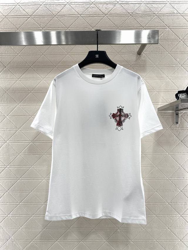 Chrome Hear*2025新品上架 印花烫钻圆领 定制Yb原生全棉材质，透气舒适，质感十足，宽松短袖T恤裁剪，凸显品牌格调，采用克重纯棉制成，垂坠感十足，