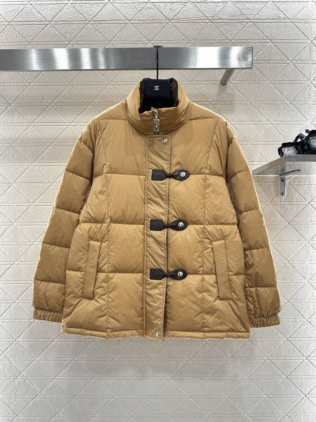 Louis Vuitto*2025新品上架 皮革带扣立领羽绒外套 定制Yb防风防水尼龙材质，白鹅绒填充内里，整件轻盈保暖，隐藏式拉链四叶草字母徽标点缀带扣，双层