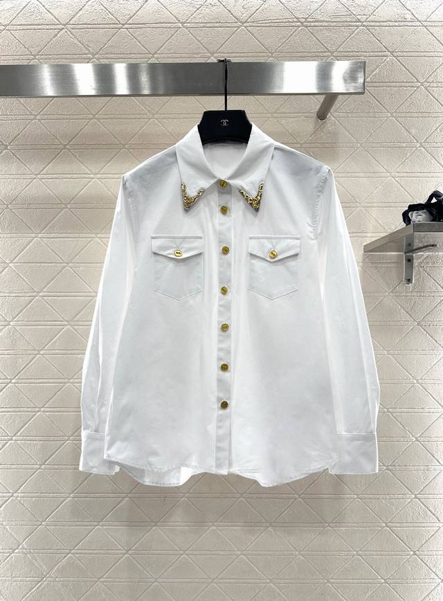 Sch*2025新品上架 镶边翻领廓形衬衫 定制Yb斜纹全棉材质，亲肤舒适，透气垂顺，廓形宽松翻领衬衫版型，上衣精致翻领领尖以金属镶边点缀，呼应前襟锁孔圆扣，同