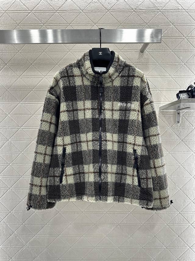 Miumi2025新品上架 格纹泰迪毛绒外套短裙套装 通体饰以泰迪毛绒材质，质感柔软舒适，时髦洋气，立领外套剪裁，前襟拉链胸前字母徽标装饰，尽显品牌格调。通体黑