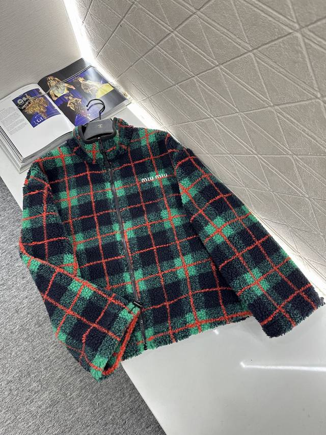 Miumi2025新品上架 格纹泰迪毛绒外套短裙套装 通体饰以泰迪毛绒材质，质感柔软舒适，时髦洋气，立领外套剪裁，前襟拉链胸前字母徽标装饰，尽显品牌格调。通体黑
