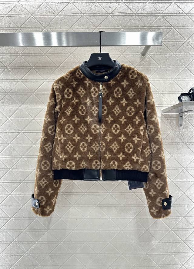 Louis Vuitto*2025新品上架 拼接皮革泰迪羊羔外套 定制Yb泰迪羊羔绒材质，毛量充足，防风御寒，皮质小立领外套剪裁，通体颗粒明显羊羔绒材质，厚实保