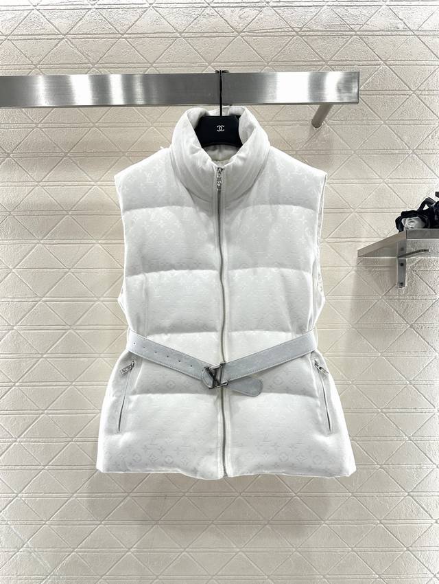 Louis Vuitto*2025新品上架 立领提花羽绒背心 定制Yb进口提花材质，羽绒填充内里，整件轻盈保暖。拉链马甲版型，通体满印四叶草字母提花图案，老钱感