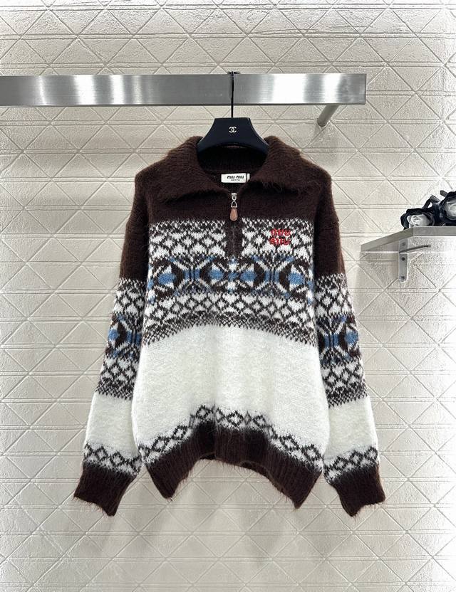 Miumi*2025新品上架 翻领半开襟费尔岛针织上衣 定制Yb羊毛纱线织造，质感高级，舒适柔软，翻领廓形宽松长袖毛衣版型，半开襟搭配撞色几何的费尔岛北欧风格图