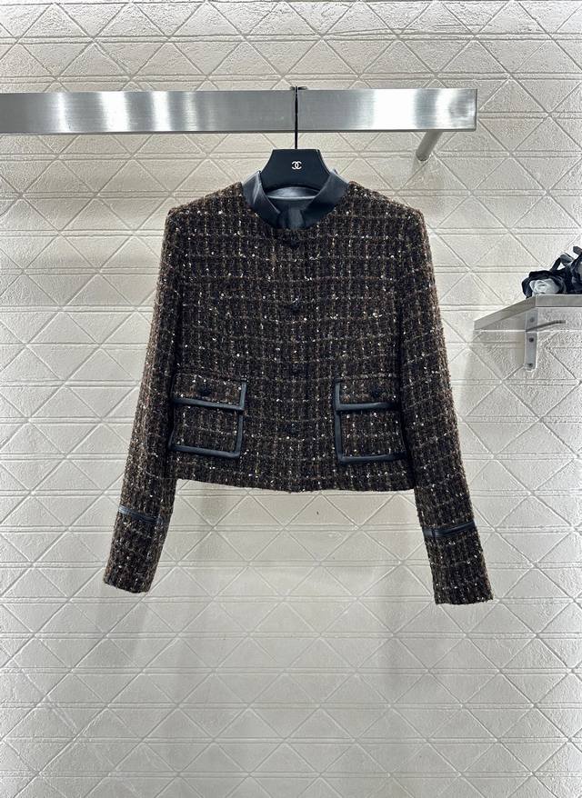 Chane*2025新品上架 皮领拼接粗呢外套短裙套装 定制Yb进口毛呢材质，肌理明显，质感十足，小立领洋装襟扣外套剪裁，正肩设计改善肩颈线条，皮革拼接领边和口