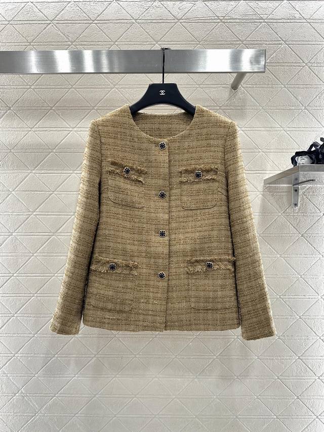 Chane*2025新品上架 毛絮粗呢外套短裙套装 定制Yb进口毛呢材质，肌理明显，质感十足，圆领洋装襟扣外套剪裁，正肩设计改善肩颈线条，絮状不包边设计点缀口袋