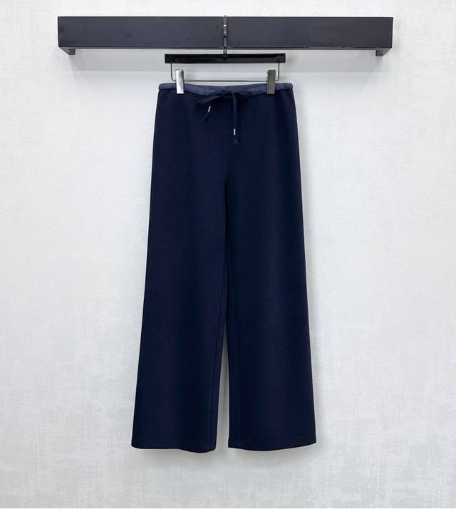 Chane*2025新品上架 抽绳直筒长裤 定制Yb进口混纺羊毛材质 亲肤舒适 腰间沿用抽绳调节处理 配合拼接撞色设计 增添造型层次感 后臀口袋点缀标志性金属双