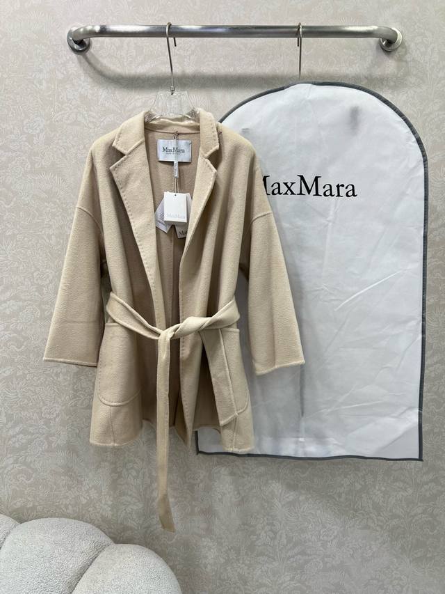 Maxmara~ Labbro短款羊毛大衣外套 宽松浴袍开襟当原版开模定制纯手工缝制 加上独特的剪裁 注定这款的不简单一件优秀的上身后根本看不到里面的其他 这件
