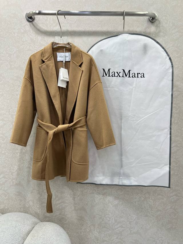 Maxmara~ Labbro短款羊毛大衣外套 宽松浴袍开襟当原版开模定制纯手工缝制 加上独特的剪裁 注定这款的不简单一件优秀的上身后根本看不到里面的其他 这件