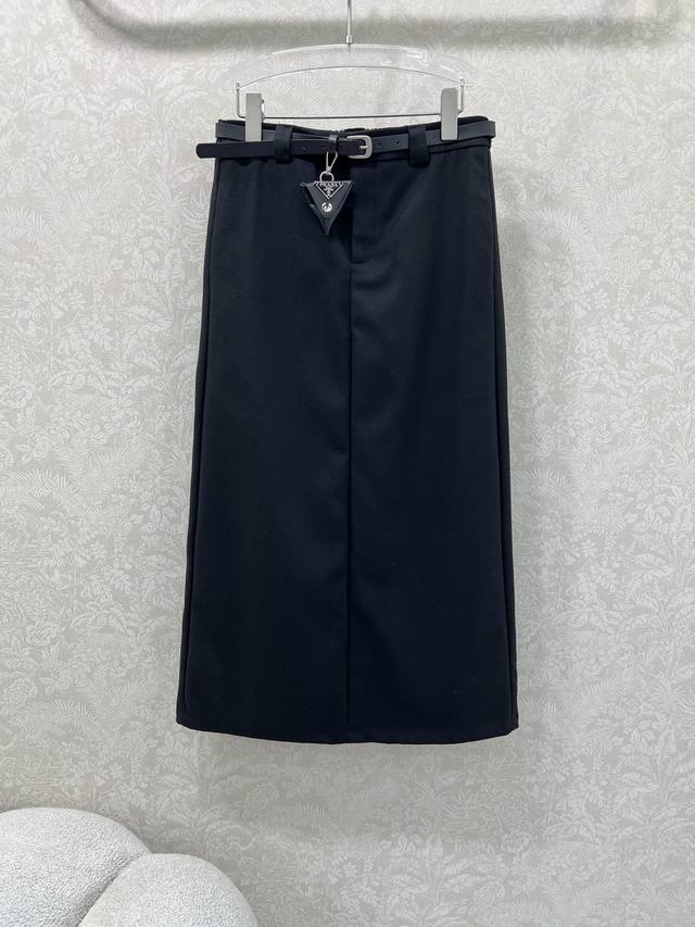 prad*pd家25新款腰包腰带H版型半裙 定制Yb进口磨毛材质 垂顺舒适 质感十足 三角标腰包腰带加持时髦翻倍 洋气半裙剪裁 随意搭配上装 日常休闲都 面料跟