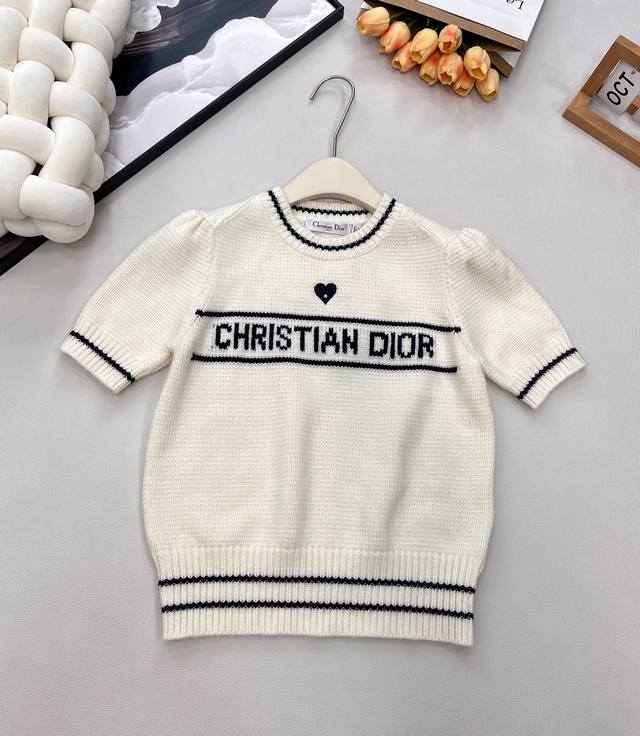 Dior26Ss早春新款粉嫩限定爱心刺绣短袖针织衫丨独家Yb开发！高版出品！樱花粉针织面料，自带柔和雾面质感，胸口立体爱心装饰，是甜系设计的点睛之笔，微膨的短袖