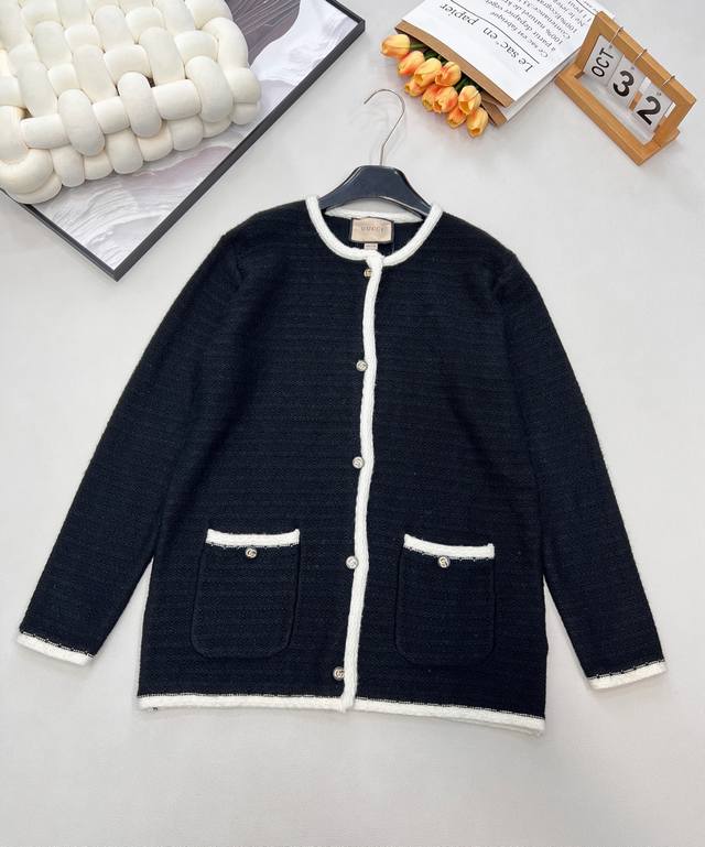 Gucci 2025新款针织圆领开衫。定制的羊毛纱线，细腻针织纹理为笔，在衣身织就质感底色，圆领设计简约大气，长袖版型适配秋冬时节的多样穿搭场景。金属双G纽扣与