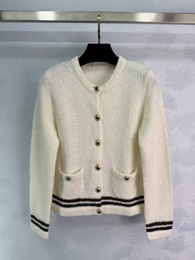 Ch*25秋冬新款针织开衫 棕色条纹边 搭配双口袋设计 羊毛面料 柔软舒适保暖 经典圆领单排扣款式 搭配金属扣 双口袋设计 撞色条纹点缀 搭配同系列半裙显贵百搭