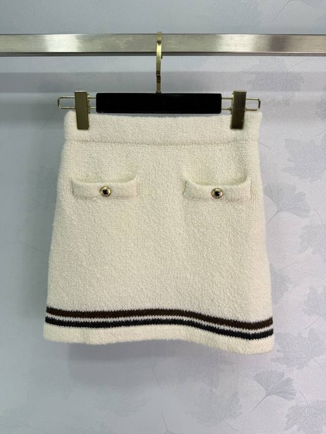 Ch*25秋冬新款针织短裙 双口袋设计配金色纽扣 下摆咖啡色条纹点缀 面料舒适有质感 搭配同系列上衣显贵百搭！1色3码Sml T226B.