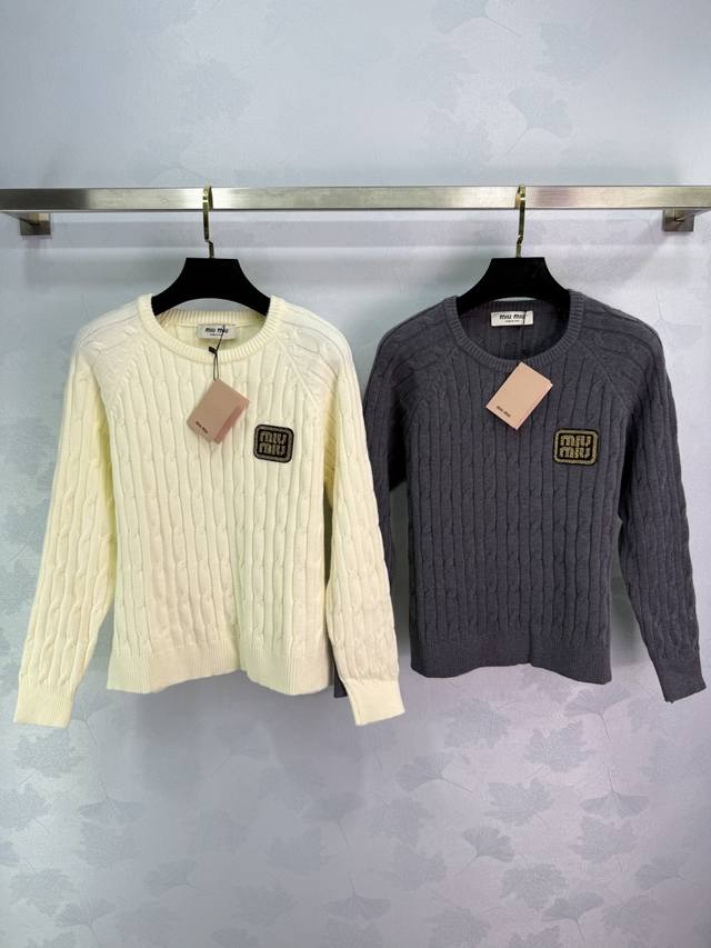 Miu*25早秋新款麻花针织衫 胸前经典Logo徽章设计 面料70%羊毛+30%羊绒 柔软舒适有质感 绞花编织纹理精致 修身显瘦版型 秋冬百搭必备！2色3码Sm