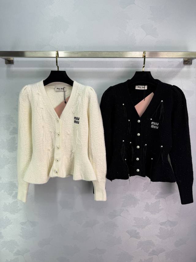 Miu*25秋冬新款珍珠扣流苏针织开衫 V领设计显气质 泡泡袖收腰显瘦？下摆荷叶边很有设计感 珍珠扣点缀优雅大方 流苏装饰时尚独特 搭配裙子裤子都很好看！2色3