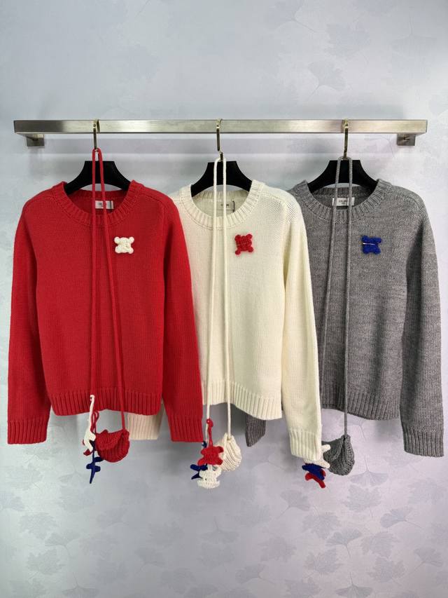 Ce*2025秋冬新款针织毛衣 圆领设计搭配装饰包包 胸前精致刺绣 领口袖口螺纹包边 羊毛针织面料 柔软舒适 适合秋冬穿搭！3色3码Sml T226B.