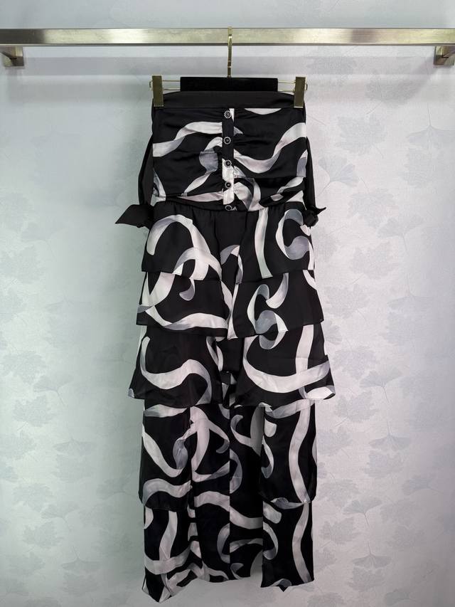 Chane*2025早秋新款丝带印花抹胸连衣裙 定制Yb进口丝绸材质 质地轻薄舒适 飘逸轻盈 平口抹胸连衣裙剪裁 露出迷人锁骨 修饰肩部线条 成衣以活性印花工艺