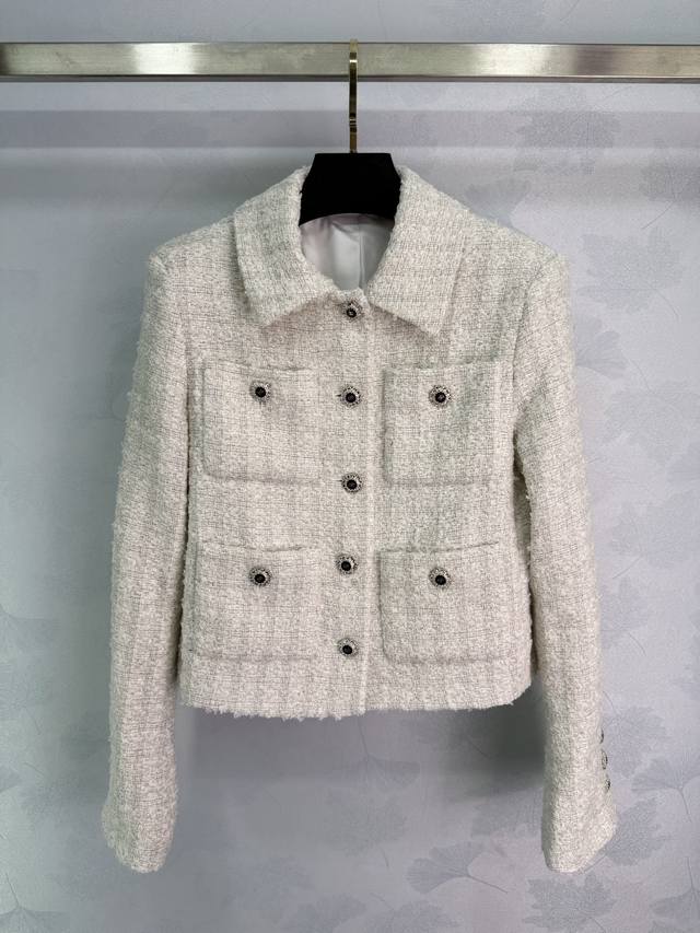 Chane*2025早秋新款格纹粗花呢翻领洋装外套 定制Yb进口粗纺羊毛呢材质 肌理明显 质感上乘 粗花毛呢面料塑造小香风典范 翻领正肩洋装外套 直筒版型包容性