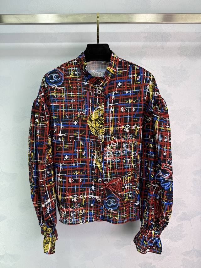 Chane*2025秋冬新款活性印花灯笼袖衬衫 定制Yb进口丝绵材质 质感光泽 垂顺有型 立领长袖衬衫版型 通体黑色打底 满印彩色双C手绘涂鸦横竖交错线条 点缀