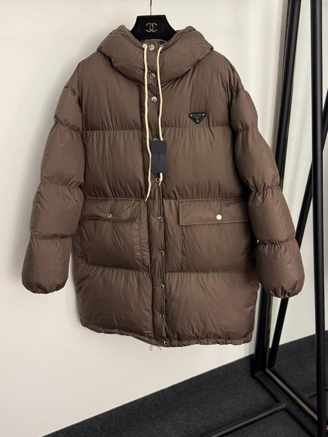 款号20257061 prad*新款 Logo三角标装饰长袖连帽中长款棉服外套，杏色，咖色，黑色，Sml， M码：肩宽53，胸围134，袖长57，长90；重量：