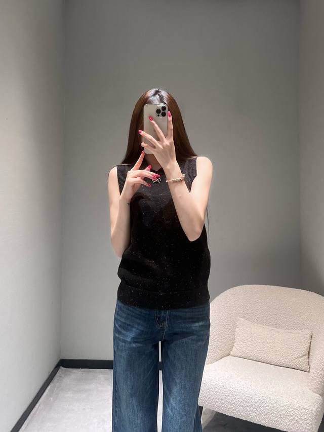 Chan*1 2025高级手工坊成衣系列 无肩polo领背心。定制面料点缀着细微的亮丝，低调中尽显奢华。翻领设计简约大方，领口处的Logo装饰精致亮眼，无袖剪裁