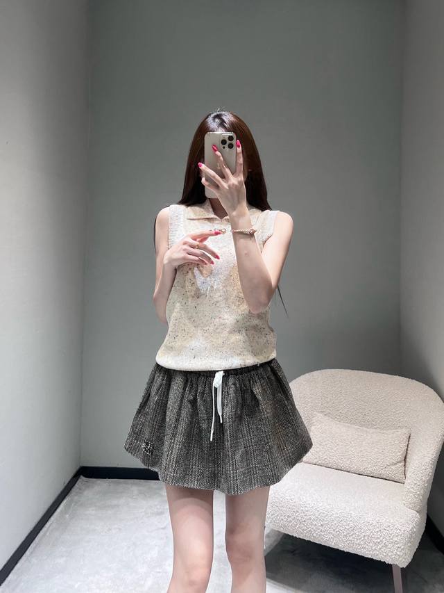 Chan*1 2025高级手工坊成衣系列 无肩polo领背心。定制面料点缀着细微的亮丝，低调中尽显奢华。翻领设计简约大方，领口处的Logo装饰精致亮眼，无袖剪裁